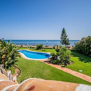 Apartment Luxury 2 Bedroom Beachfront In Bali-boho Style, Sitio de Calahonda